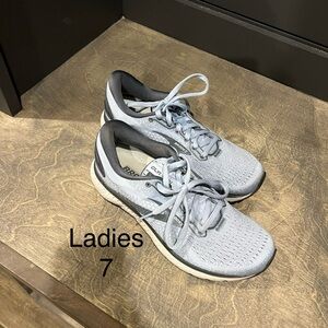 Ladies Like new, purple/ blue Brooks sneakers
